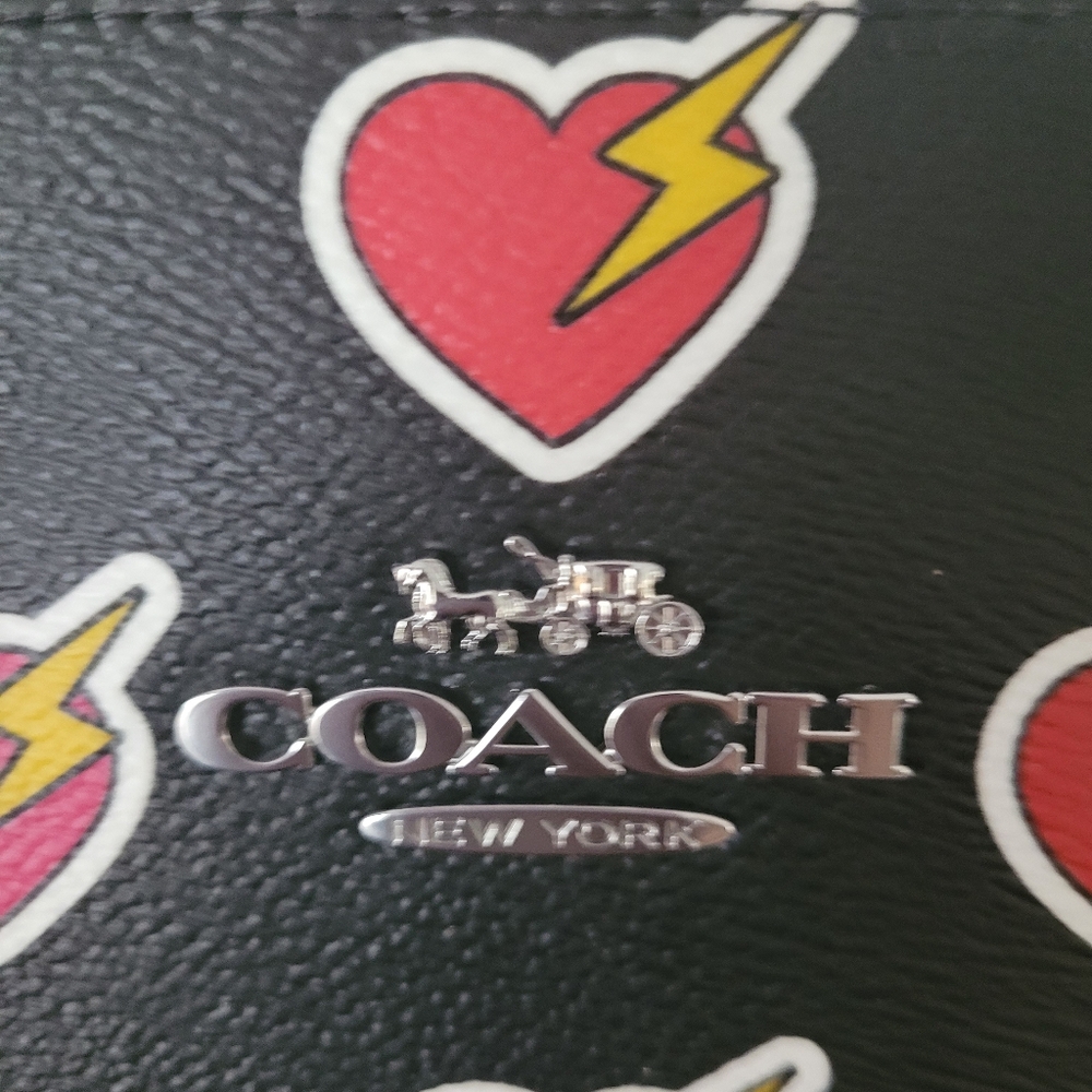 COACH GALLERY TOTE BAG, HEART BOLT PRINTNEW WITH TAGS - Picture 7 of 13